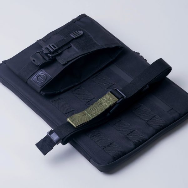 essential gear 14 inch laptop sleeve detail